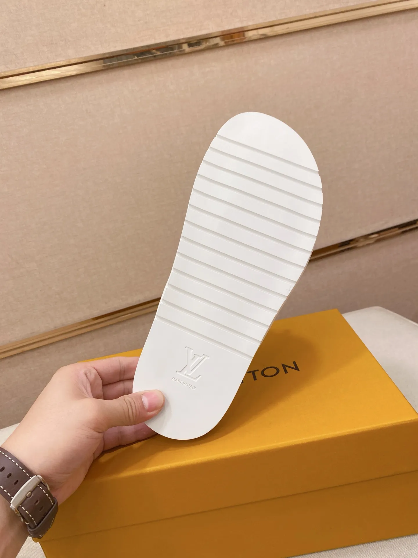 Men's shoes 💰: 340💰Made by LV🔍Top purchasing agents. Men's spring and summer slippers are available at the same counter. The uppers are imported cowhide from Italy, with logo graphics and high-quality craftsmanship. Soles: original soles specially provided by the original factory. Exclusive movable molded soles are super comfortable. Original goods follow orders. 🔍🔍High quality. You can enter and exit the counter at will. Welcome to compare. Size 38-44.